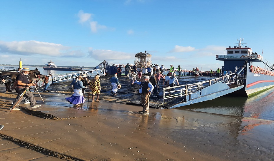 Embarque de la hermandad de La Línea de la Concepción esta mañana en Bajo de Guía.